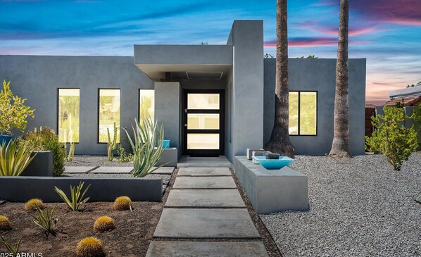 Terrace/patio - Luxury Private Scottsdale Home with Heated Pool, Hot Tub & Fire Pit - Sleeps 12 (Scottsdale)