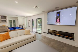 Smart TV, fireplace, ping pong - Luxury Private Scottsdale Home with Heated Pool, Hot Tub & Fire Pit - Sleeps 12 (Scottsdale)