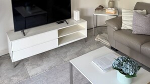 Dúplex Deluxe, 3 habitaciones | Zona de estar | Smart TV de 20 pulgadas con canales digitales