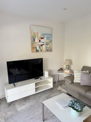 Duplex luxo, 3 quartos | Área de estar | Smart TV 20 polegadas com canais digitais