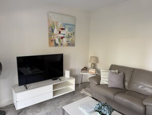 Duplex luxo, 3 quartos | Área de estar | Smart TV 20 polegadas com canais digitais