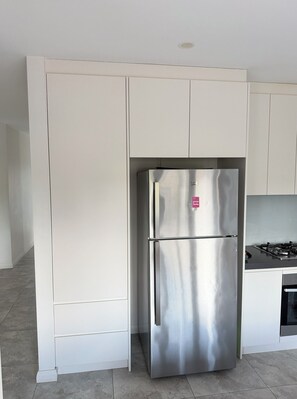 Deluxe Duplex | Private kitchen | Fridge, microwave, oven, stovetop - Manly 3 Bedroom Home - Upper Duplex (Manly)