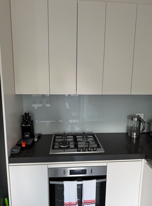 Deluxe maisonnette, 3 slaapkamers | Privékeuken | Een koelkast, een microgolfoven, een oven, een kookplaat
