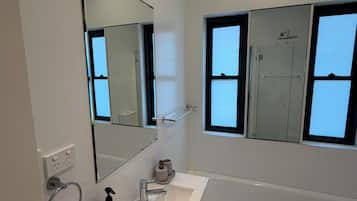 Deluxe Duplex | Bathroom