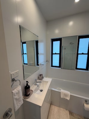 Dupleks Deluks | Kamar mandi