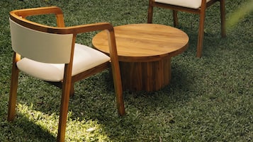 Deluxe Double Room, Garden View | Living area