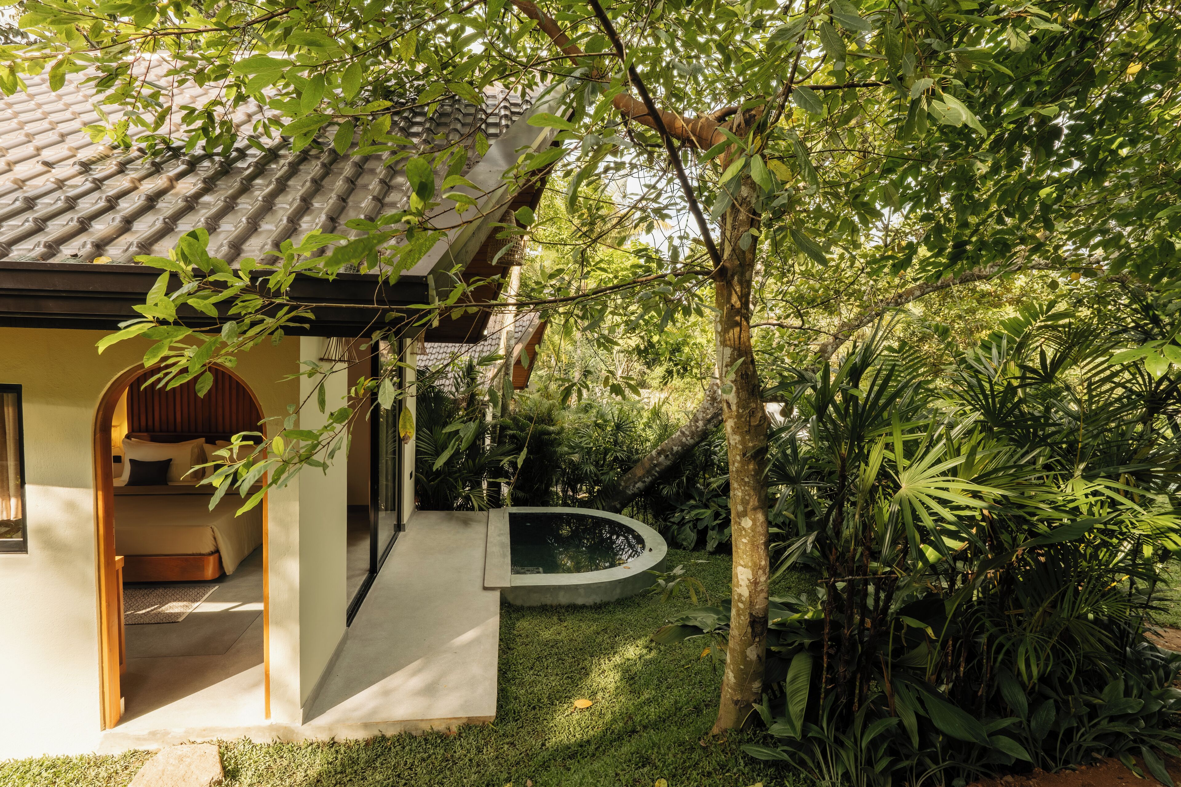 Deluxe Bungalow, Garden View | Bathroom | Shower, hair dryer, towels, soap