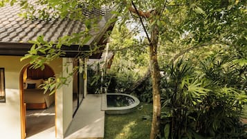 Deluxe Bungalow, Garden View | Bathroom | Shower, hair dryer, towels, soap