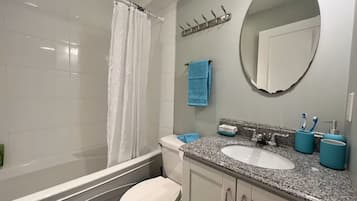 Hårtork, handdukar, tvål och toalettpapper