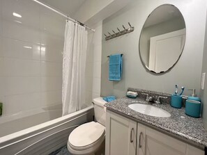 Hair dryer, towels, soap, toilet paper - Beautiful 1 bedroom suite close to UBC (Vancouver)