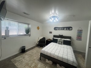 1 bedroom, iron/ironing board, travel cot, free WiFi - Located in Basement of Twin Home. Relax & Play with Swim Spa & Game Room for 4 (Springville)
