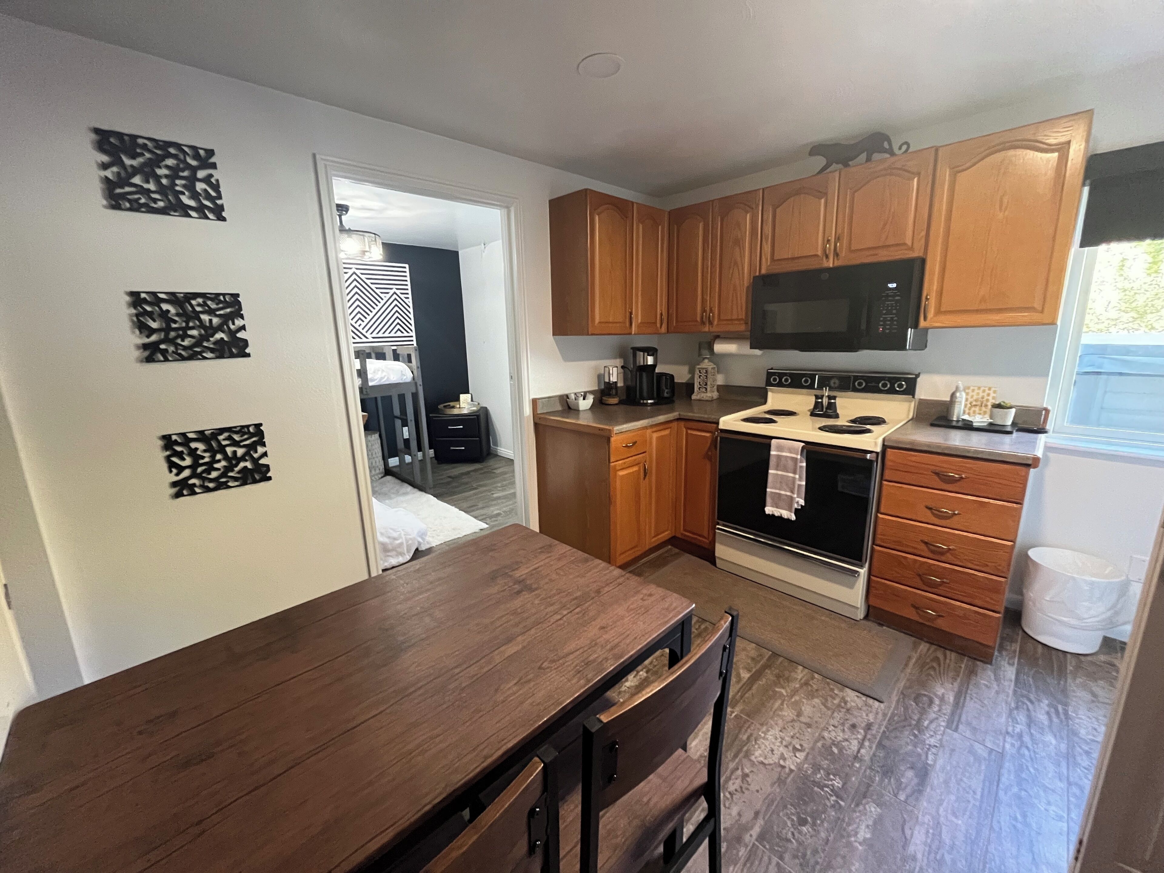 Een koelkast, een magnetron, een oven, een kookplaat