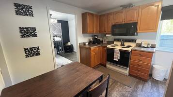 Een koelkast, een magnetron, een oven, een kookplaat