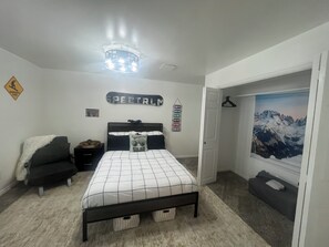 1 habitación, tabla de planchar con plancha y cuna de viaje 