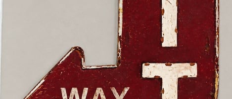 Señal direccional con el texto 'EXIT' y 'WAY OUT', que indica una ruta de salida.