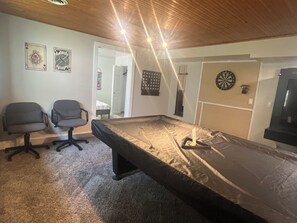 Games room - Located in Basement of Twin Home. Relax & Play with Swim Spa & Game Room for 4 (Springville)