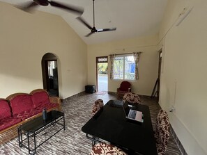 Interior - Spacious 100 sq m one-bedroom apartment close to the sea, bright and comfortable (Candolim)