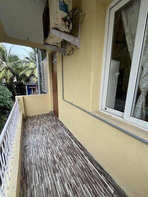 Exterior detail - Spacious 100 sq m one-bedroom apartment close to the sea, bright and comfortable (Candolim)