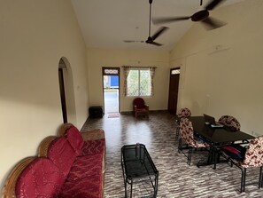 Interior - Spacious 100 sq m one-bedroom apartment close to the sea, bright and comfortable (Candolim)