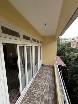 Terrace/patio - Spacious 100 sq m one-bedroom apartment close to the sea, bright and comfortable (Candolim)