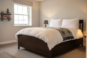 Escritorio, tabla de planchar con plancha, wifi y ropa de cama 