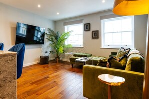 TV, books - Stunning High Street Loft in Cheltenham (Cheltenham)