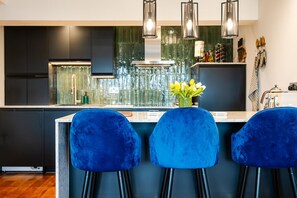 Fridge, oven, stovetop, dishwasher - Stunning High Street Loft in Cheltenham (Cheltenham)