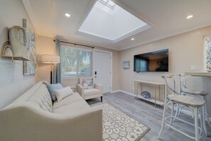 Smart TV - Beautiful Designer Home 2BR/1 Btw Palo Alto and Menlo Park for over 30 Days Stay (Redwood City)