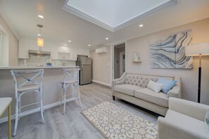 Smart TV - Beautiful Designer Home 2BR/1 Btw Palo Alto and Menlo Park for over 30 Days Stay (Redwood City)