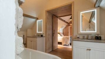 Desk, iron/ironing board, WiFi, bed sheets