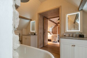 Desk, iron/ironing board, WiFi, bed sheets