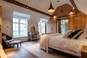 Desk, iron/ironing board, WiFi, bed sheets