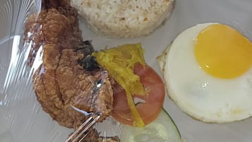 Petit déjeuner composé de spécialités régionales (200 PHP par personne)