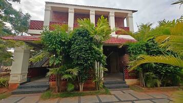 Pintu masuk properti