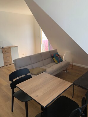 Living area - Bright T2 apartment in the heart of downtown (Saint-Denis)