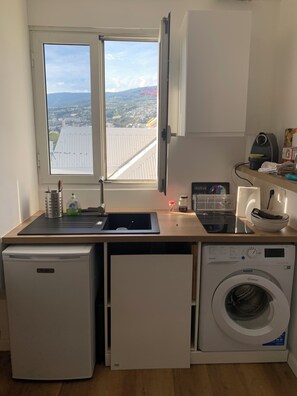 Private kitchen - Bright T2 apartment in the heart of downtown (Saint-Denis)