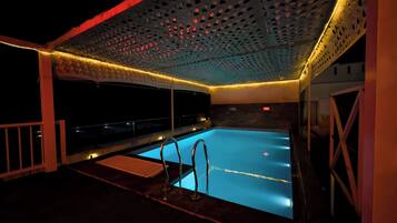 Utomhuspool med öppettider 07.00 till 22.30, och gratis cabanor