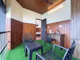 Habitación doble, vistas parciales al mar | Balcón