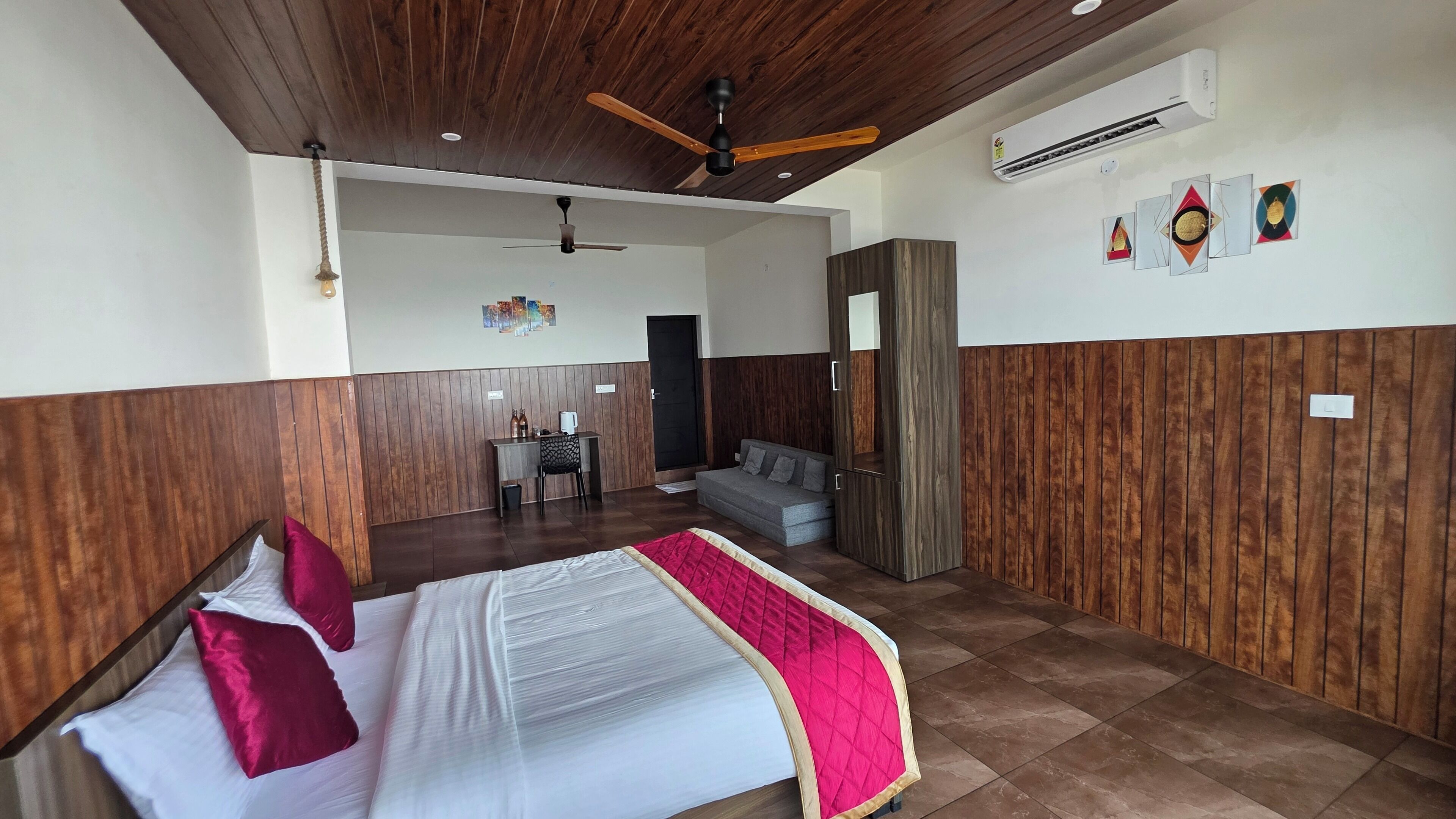 Tweepersoonskamer, 1 queensize bed met slaapbank, balkon, uitzicht op zee | Een bureau, een laptopwerkplek, verduisterende gordijnen