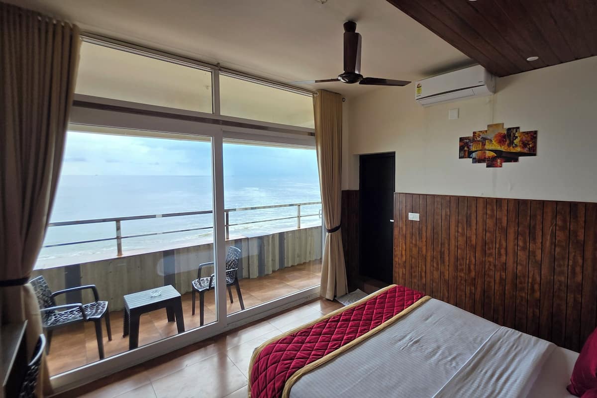 Tweepersoonskamer, balkon, uitzicht op zee | Een bureau, een laptopwerkplek, verduisterende gordijnen