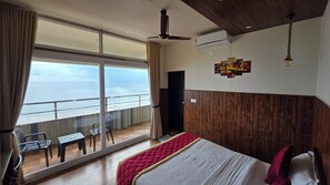 Tweepersoonskamer, balkon, uitzicht op zee | Een bureau, een laptopwerkplek, verduisterende gordijnen