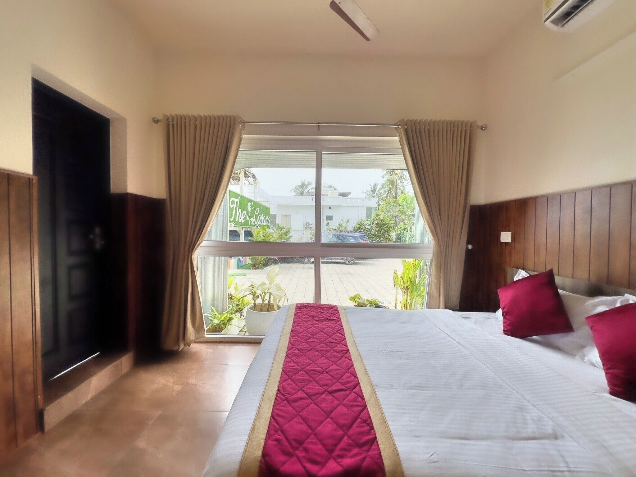 Tweepersoonskamer, uitzicht op zwembad | Een bureau, een laptopwerkplek, verduisterende gordijnen