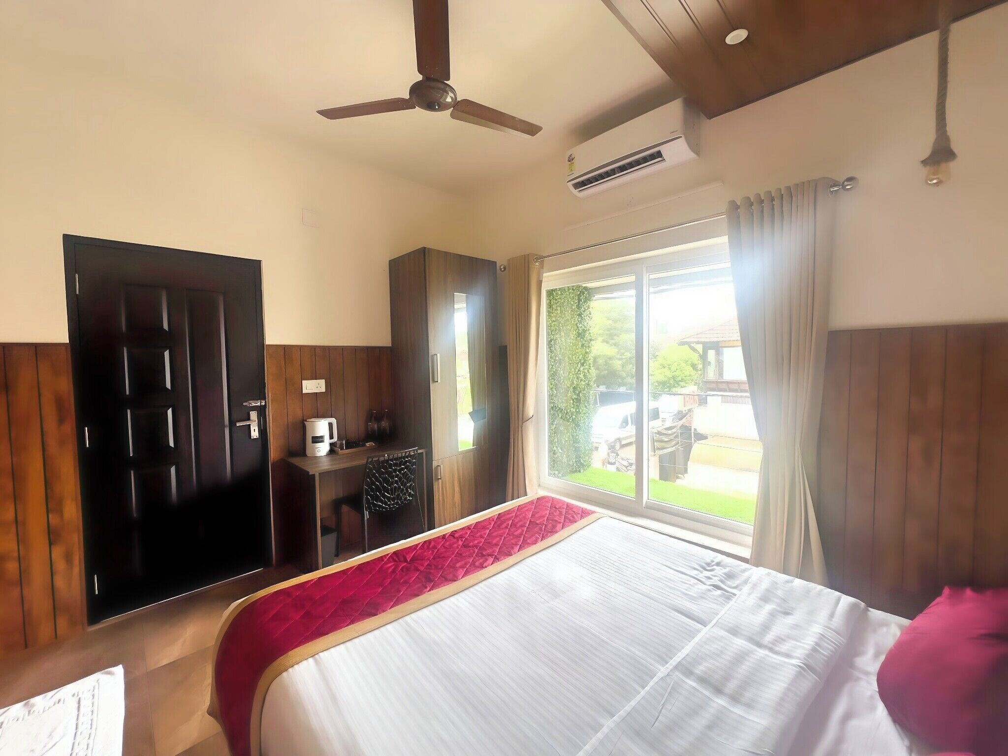 Tweepersoonskamer, 1 queensize bed | Een bureau, een laptopwerkplek, verduisterende gordijnen