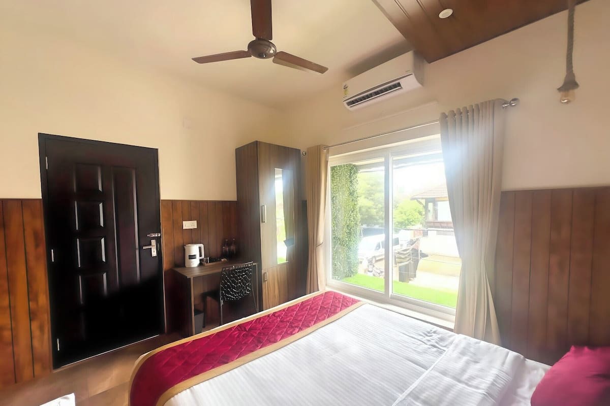 Tweepersoonskamer, 1 queensize bed | Een bureau, een laptopwerkplek, verduisterende gordijnen