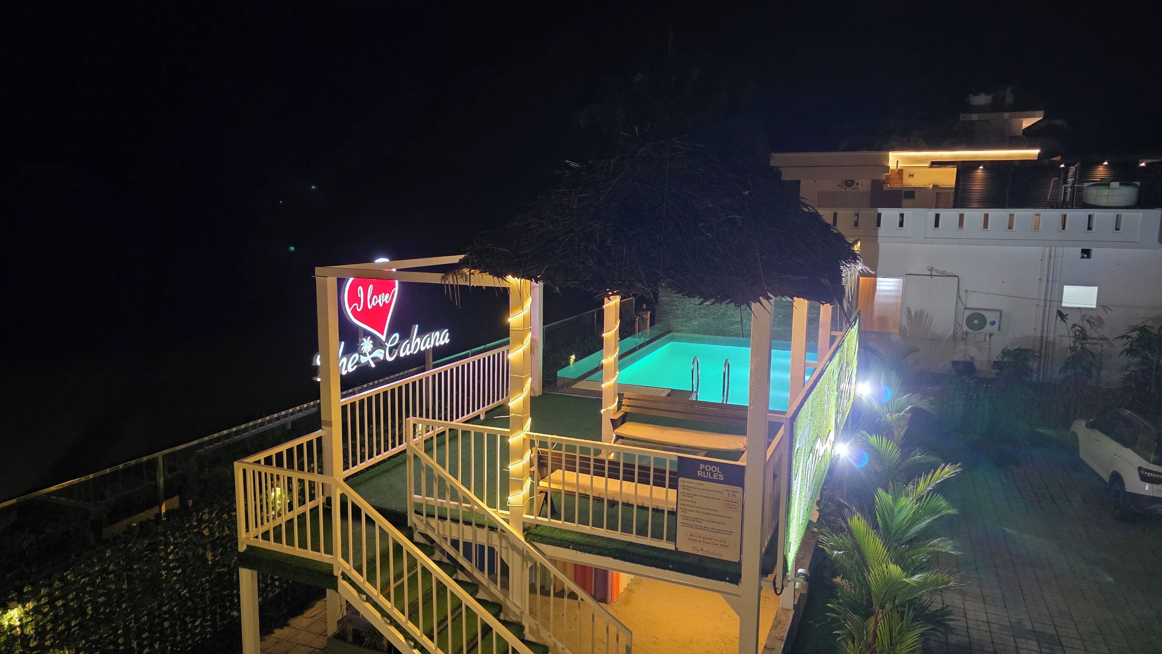 Tweepersoonskamer, gedeeltelijk uitzicht op zee | Zwembad | Een buitenzwembad, gratis zwembadcabana's