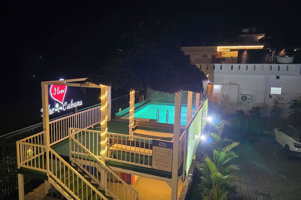 Tweepersoonskamer, gedeeltelijk uitzicht op zee | Zwembad | Een buitenzwembad, gratis zwembadcabana's