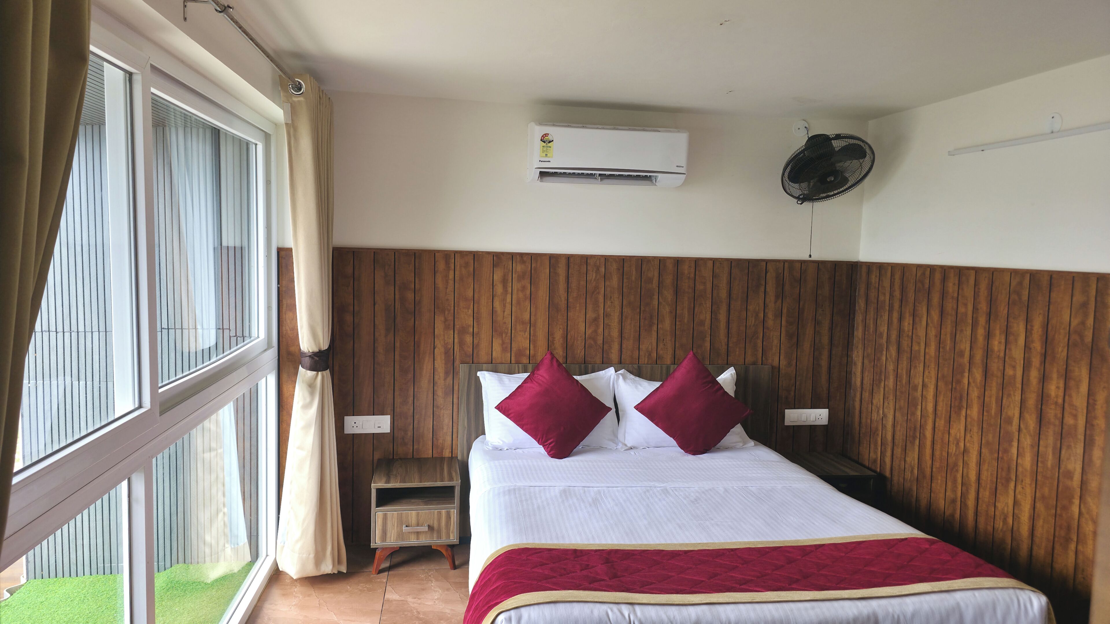 First Floor - Sea View Super Deluxe Room | Desk, laptop workspace, blackout drapes, soundproofing