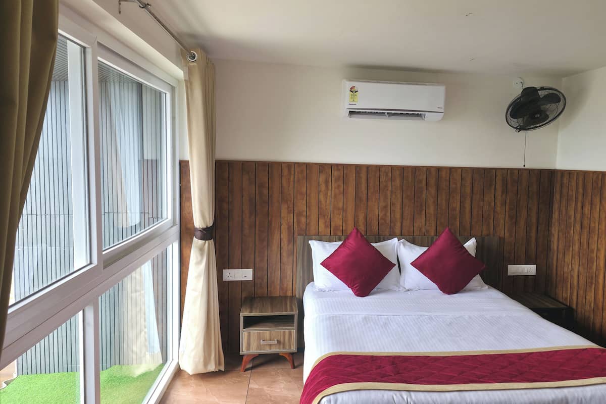 Doppelzimmer, 1 Queen-Bett und Schlafsofa, Balkon, Meerblick | Schreibtisch, laptopgeeigneter Arbeitsplatz, Verdunkelungsvorhänge