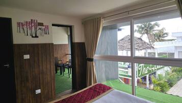 Chambre Double, vue partielle sur la mer | Bureau, espace de travail pour ordinateur portable, rideaux occultants