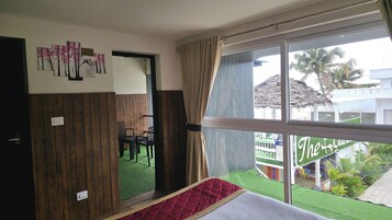 Habitación doble, vistas parciales al mar | Escritorio, espacio para trabajar con un portátil, cortinas opacas